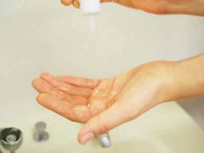 マイナチュレシャンプー手に取る